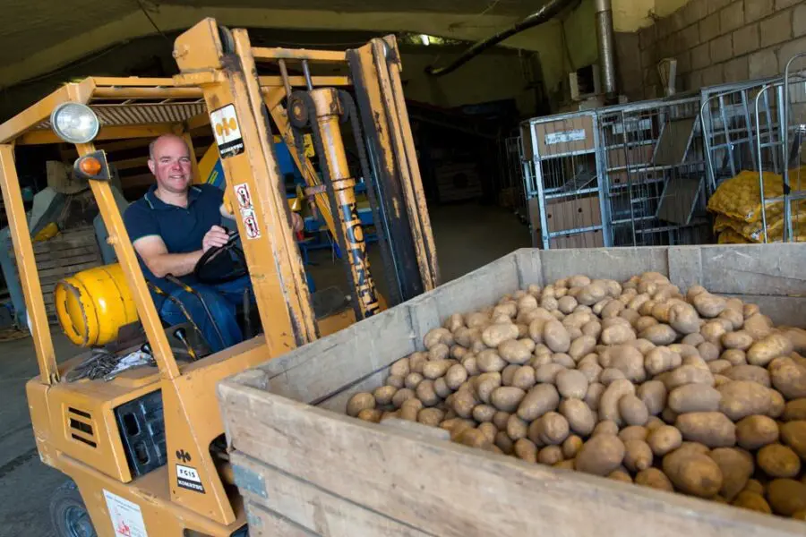 Johan met aardappelen